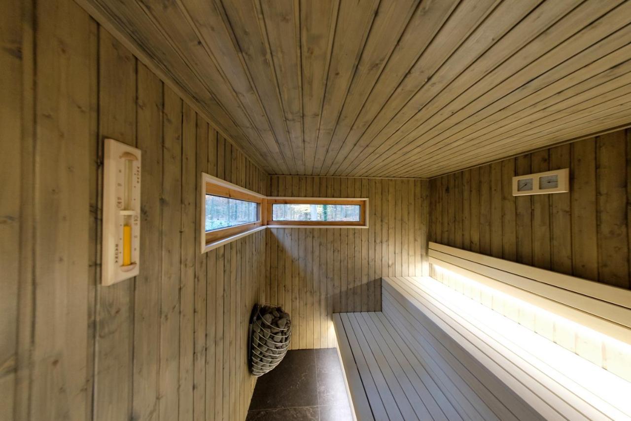 Lodge In Een Bosrijke Omgeving Met Hottub & Sauna Opt Rheezerveen Exterior photo