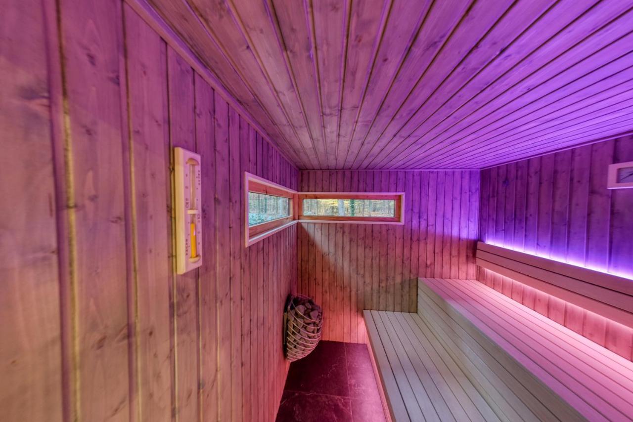 Lodge In Een Bosrijke Omgeving Met Hottub & Sauna Opt Rheezerveen Exterior photo