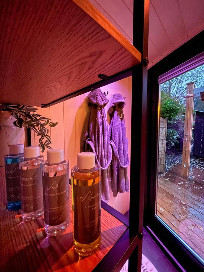 Lodge In Een Bosrijke Omgeving Met Hottub & Sauna Opt Rheezerveen Exterior photo
