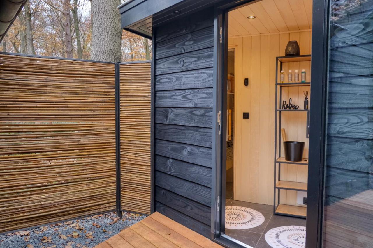 Lodge In Een Bosrijke Omgeving Met Hottub & Sauna Opt Rheezerveen Exterior photo